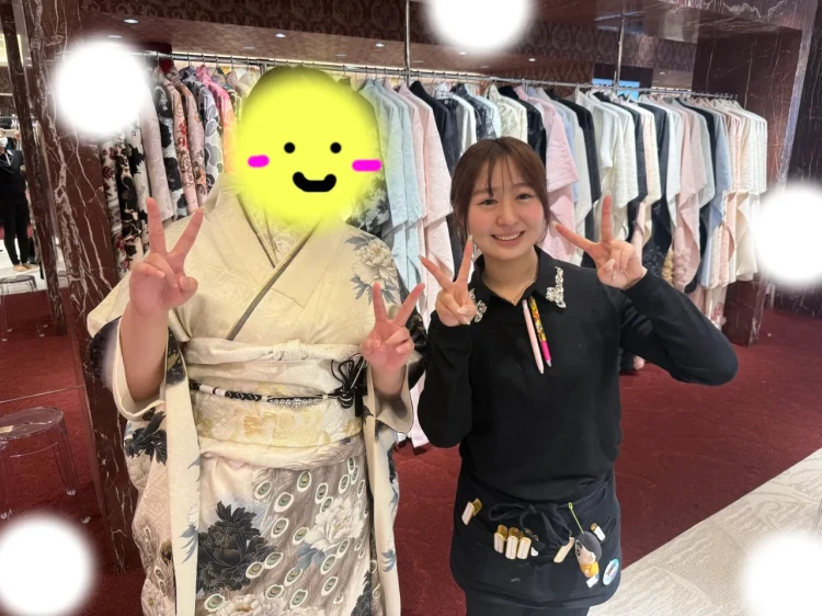 TAKAZEN東京表参道店Flagshipで孔雀柄の被らない振袖を振袖レンタルでご契約いただいたお客様のご紹介。