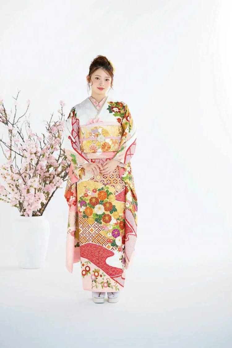 吉祥文様の中野代表的な菊柄の振袖
