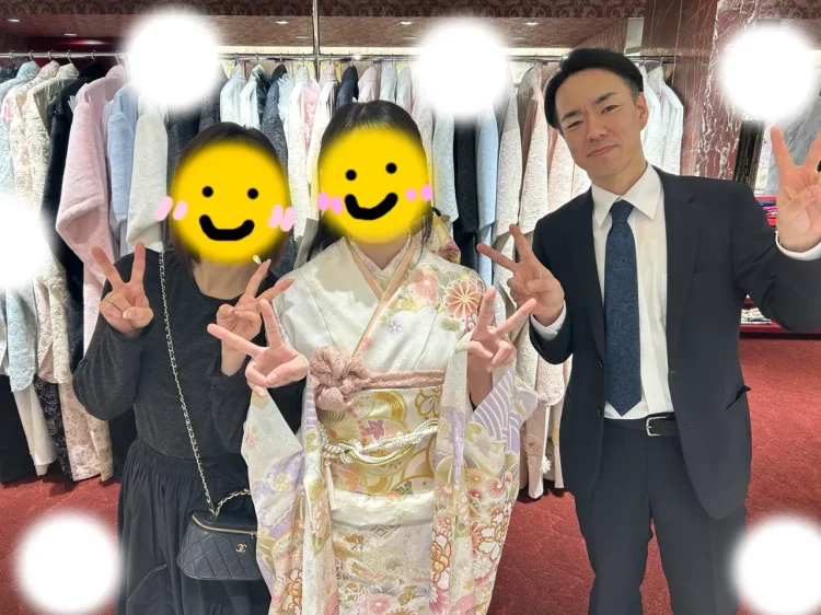 TAKAZEN東京表参道店Flagshipで白色やくすみカラーの古典の振袖をご契約いただいたお客様の紹介。