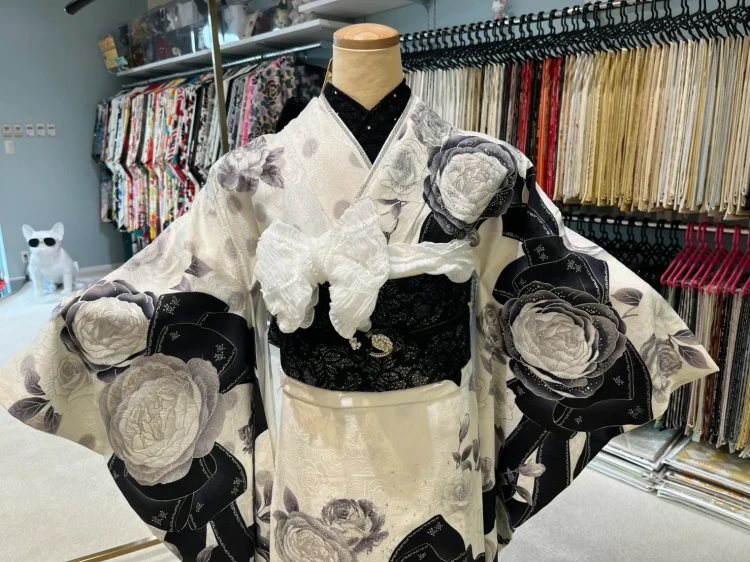 TAKAZEN堺店で展示しているリボンの黒白のTAKAZENオリジナル振袖
