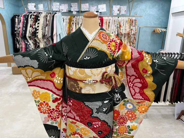 正統派古典の緑地に赤白ゴールドが映えるお振袖のコーデ