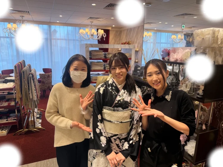 TAKAZEN東京表参道店Flagshipで関芳の黒白の古典、大人っぽい振袖をご契約いただいたお客様の紹介。