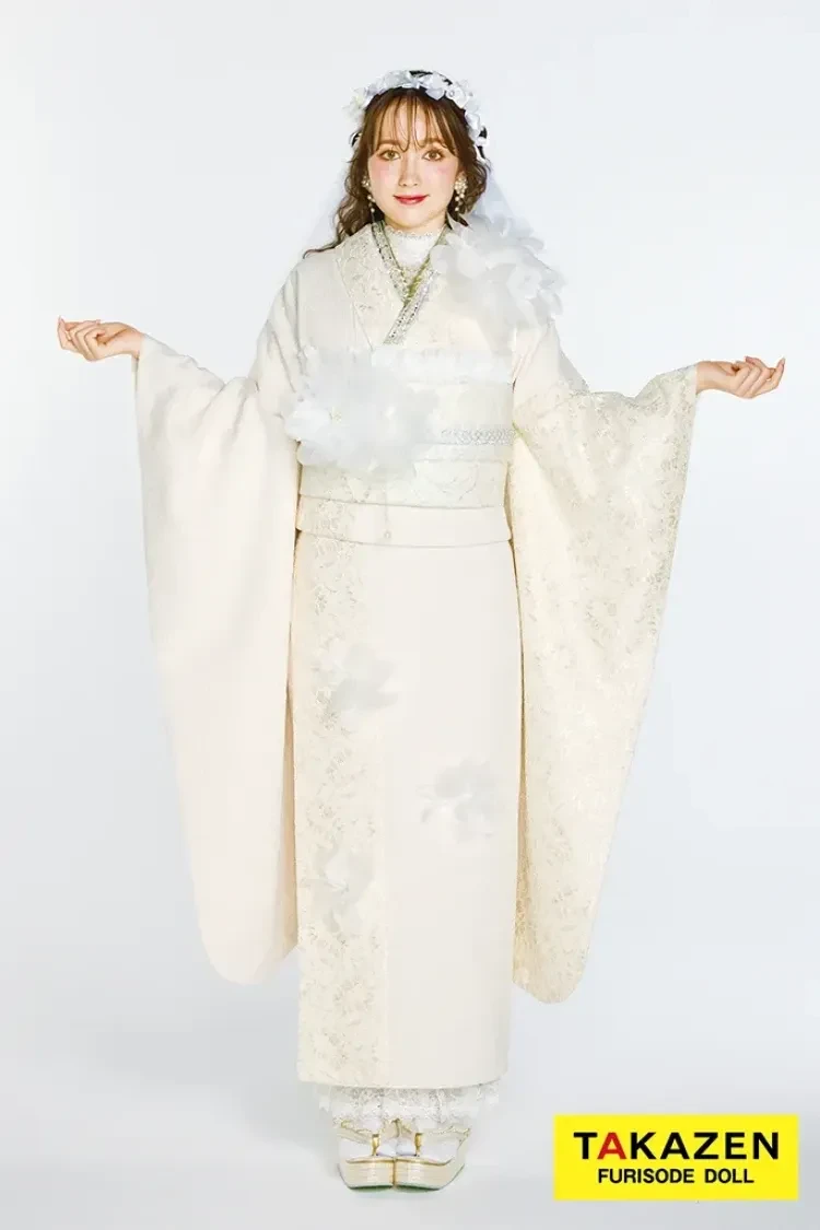 ホワイトの立体花がついたTAKAZENオリジナルヘップバーンお振袖にキラキラの小物を合わせたコーディネート