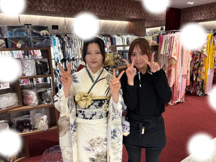 TAKAZEN東京表参道店Flagshipで白やクリーム色の古典、花柄の振袖をご契約いただいたお客様の紹介。