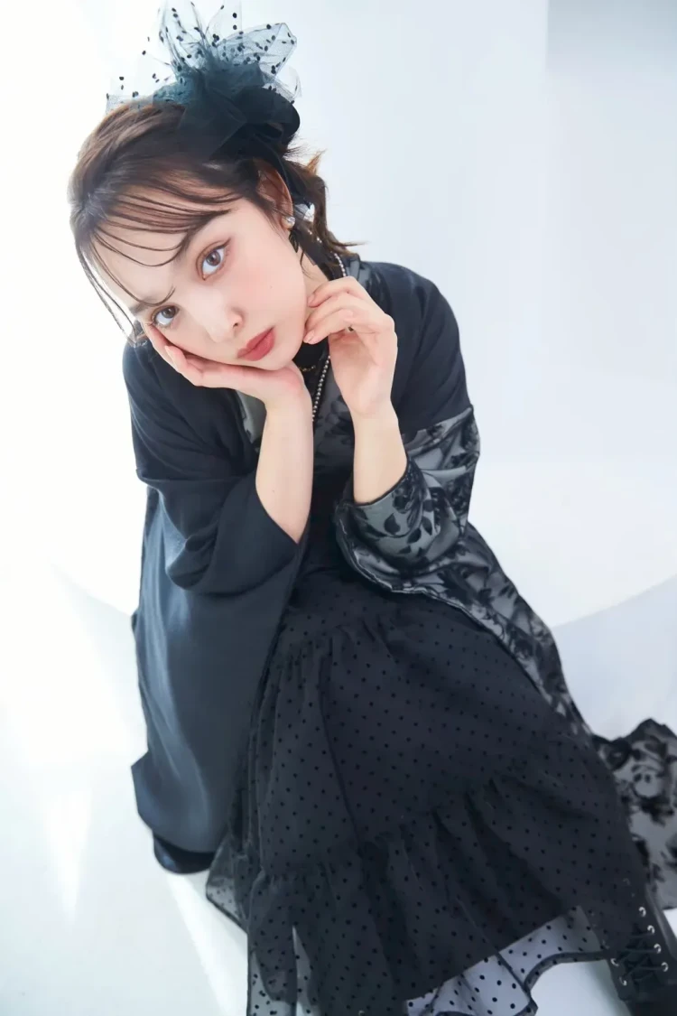 ブラック袴コーデの女性・ドットチュールとシースルーの大人ガーリースタイル