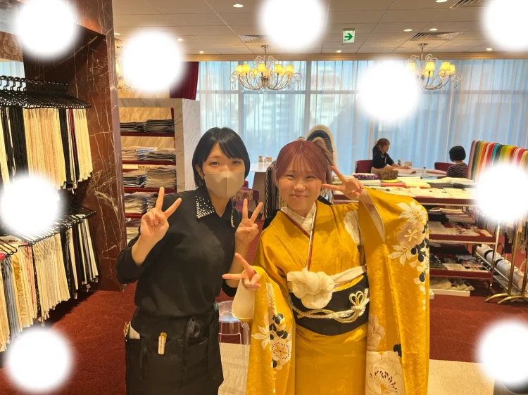 TAKAZEN東京表参道店Flagshipで黒色の小物や黄色の古典振袖、レトロ柄の振袖をご契約いただいたお客様の紹介。