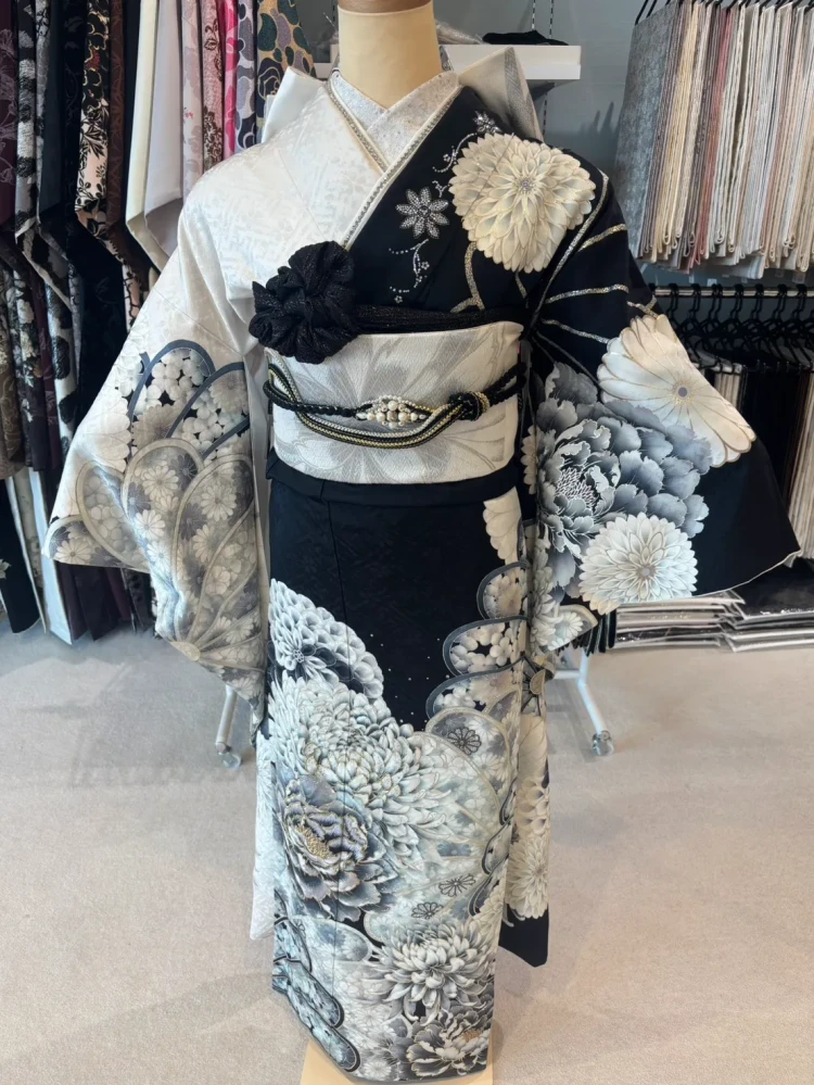 堺店で展示している菊と牡丹柄の黒×白のお振袖