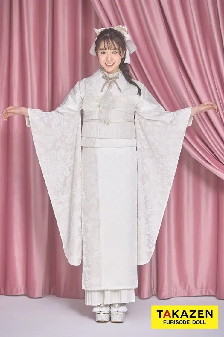 TAKAZENのレンタル振袖 くすみカラーガーリー白色のベルベット生地の振袖コーディネート例