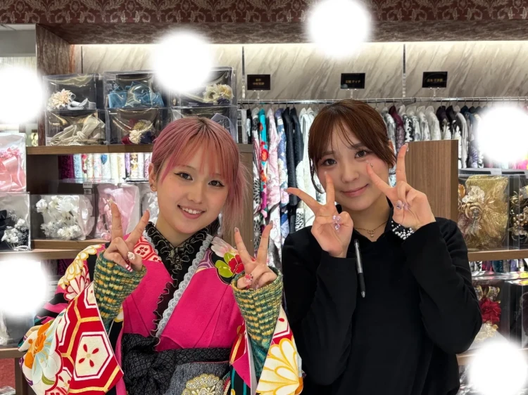 TAKAZEN東京表参道店Flagshipでピンク色やブラック、黄色の古典、レトロ柄の振袖をご試着いただいたお客様の紹介。