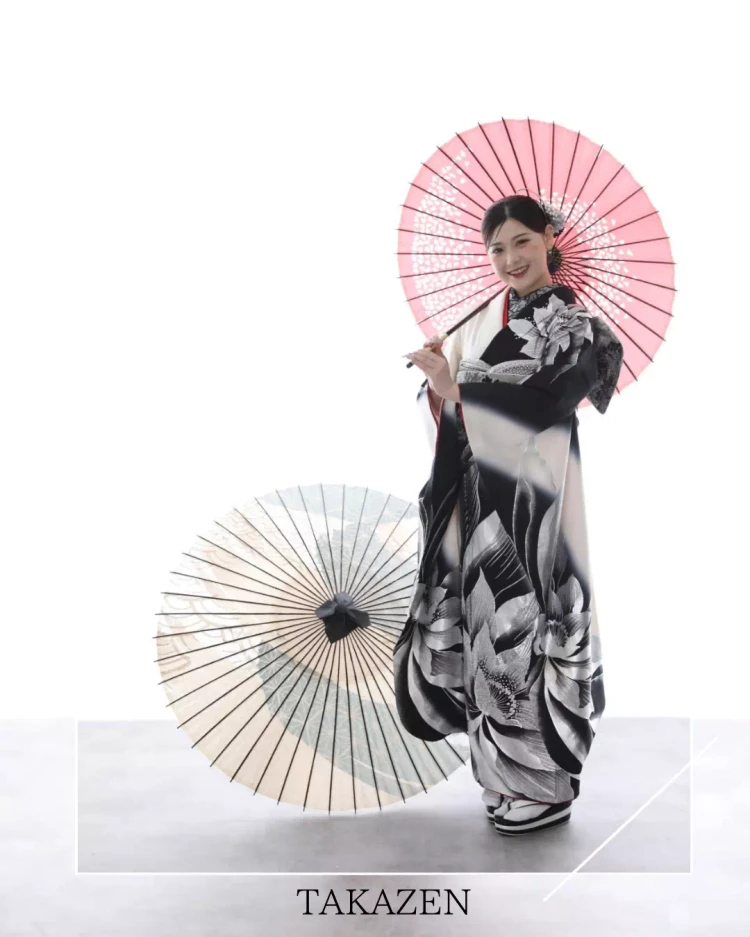 モードの黒地シルバー振袖コーデ