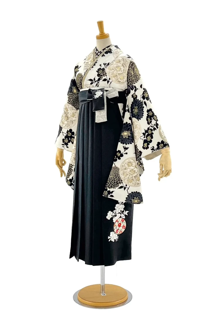 九重ブランド袴　白黒の菊柄で大人っぽい袴