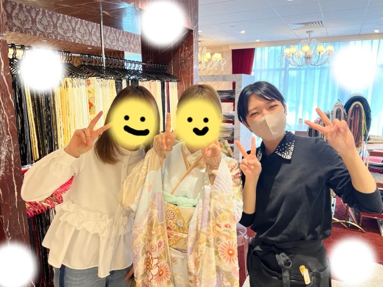 TAKAZEN東京表参道店Flagshipで水色の古典、くすみカラーの華やかな振袖をレンタルでご契約いただいたお客様の紹介。