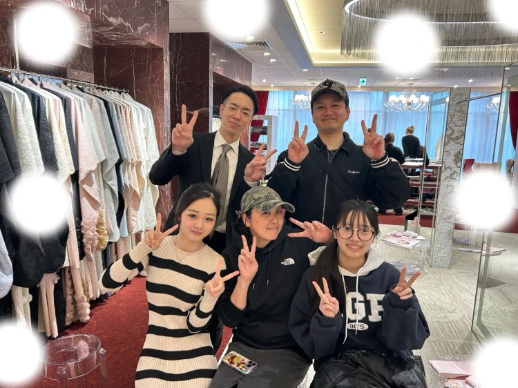 TAKAZEN東京表参道店Flagshipで紫色のキラキラモードの振袖をご契約いただいたお客様の紹介。