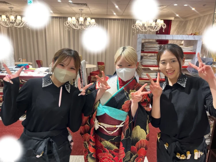 TAKAZEN東京表参道店Flagshipで赤や黒色のモード系、大柄のバラ柄の振袖をご契約いただいたお客様の紹介。