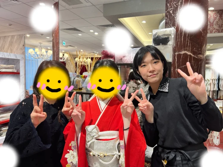 TAKAZEN東京表参道店Flagshipで赤色の古典、百合柄のママ振袖とTAKAZENの小物コーディネートのフォトプランをご契約いただいたお客様の紹介。