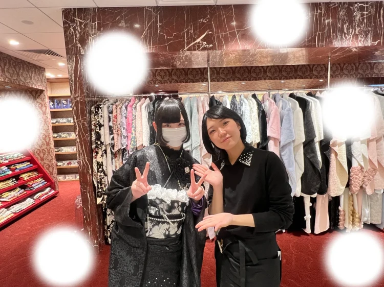 TAKAZEN東京表参道店Flagshipで黒色のキラキラシュシュの振袖をご契約いただいたお客様の紹介。