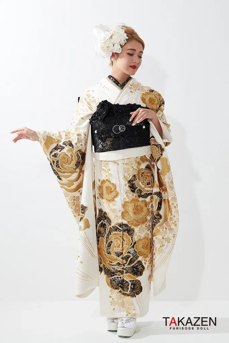 白×ゴールド×黒のキラキラゴージャスなTAKAZENオリジナルヘップバーンお振袖に黒色の小物を合わせたコーディネート