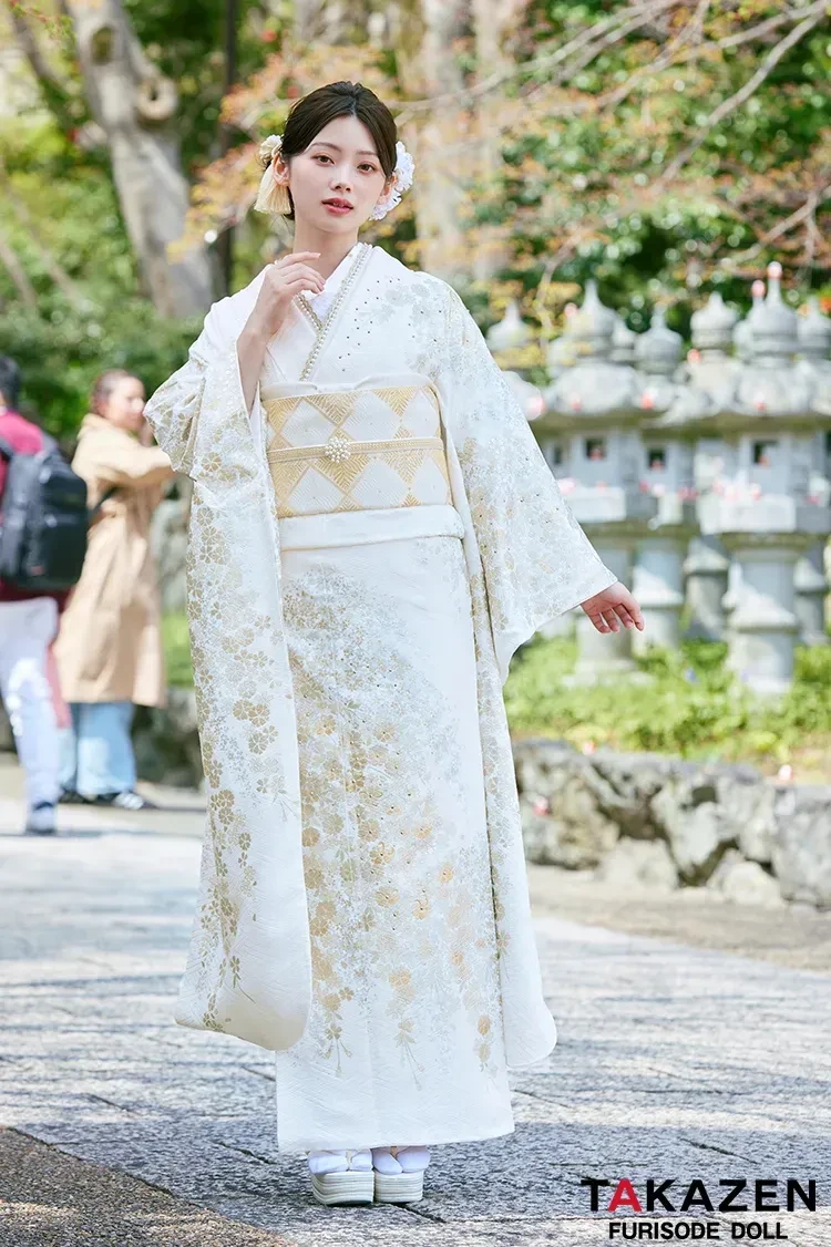 TAKAZEN東京表参道店Flagshipでレンタルできる白やゴールドの桜柄振袖のご紹介。プレミアム古典の上品な振袖です。