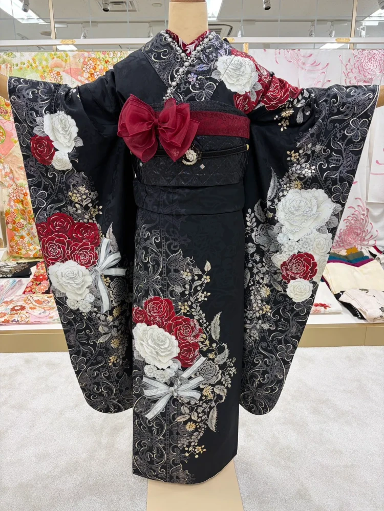 ヘップバーンコスメカラー黒赤色のお振袖んのコーデ