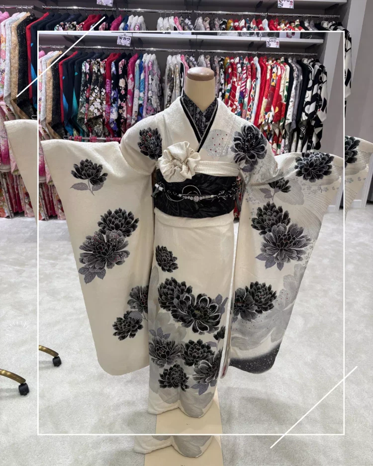 モード系の白地に黒のラメ入りお振袖