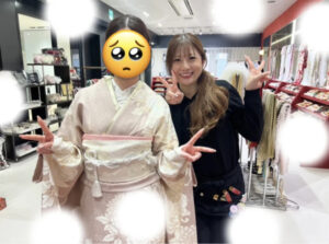 TAKAZEN大阪梅田本店にお越しいただいたくすみカラー振袖ピンクのお振袖をお探しの方