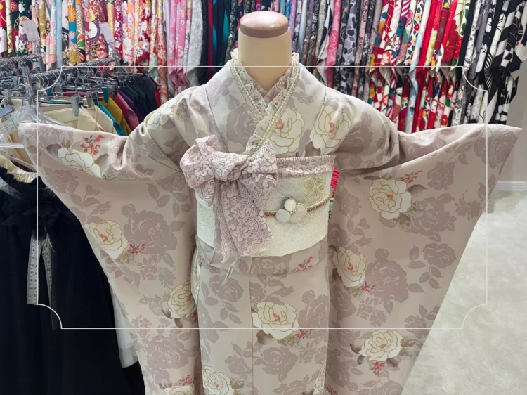 TAKAZEN神戸旧居留地店のピンク色で可愛いくすみレトロのお振袖