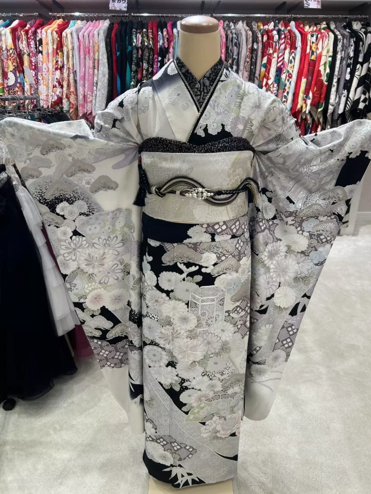 TAKAZEN神戸旧居留地店カッコイイ黒とシルバーの粋古典の振袖紹介です。