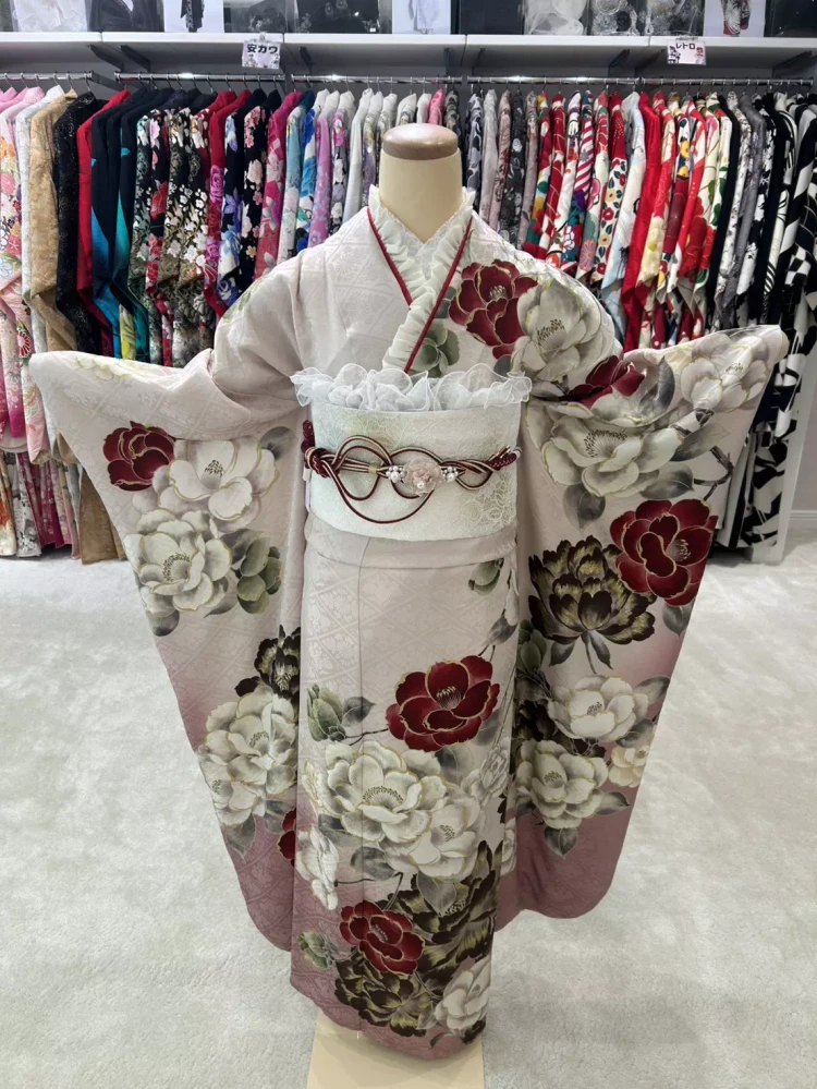 TAKAZEN神戸旧居留地くすみカラー椿柄のレトロのお振袖にフリルなどでイマドキカワイイコーデ紹介。