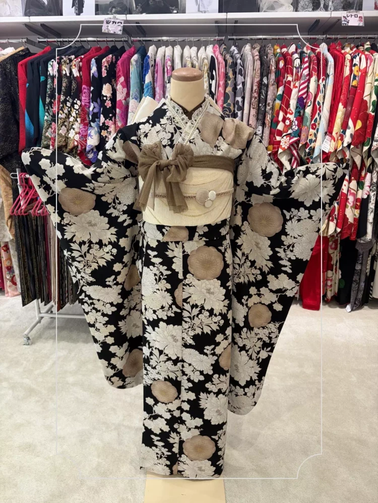 TAKAZEN神戸旧居留地店のベージュや黒色などの大人っぽいくすみカラーお振袖