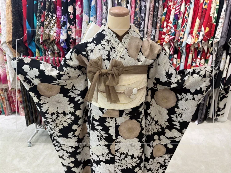 TAKAZEN神戸旧居留地店のベージュや黒色などの大人っぽいくすみカラーお振袖