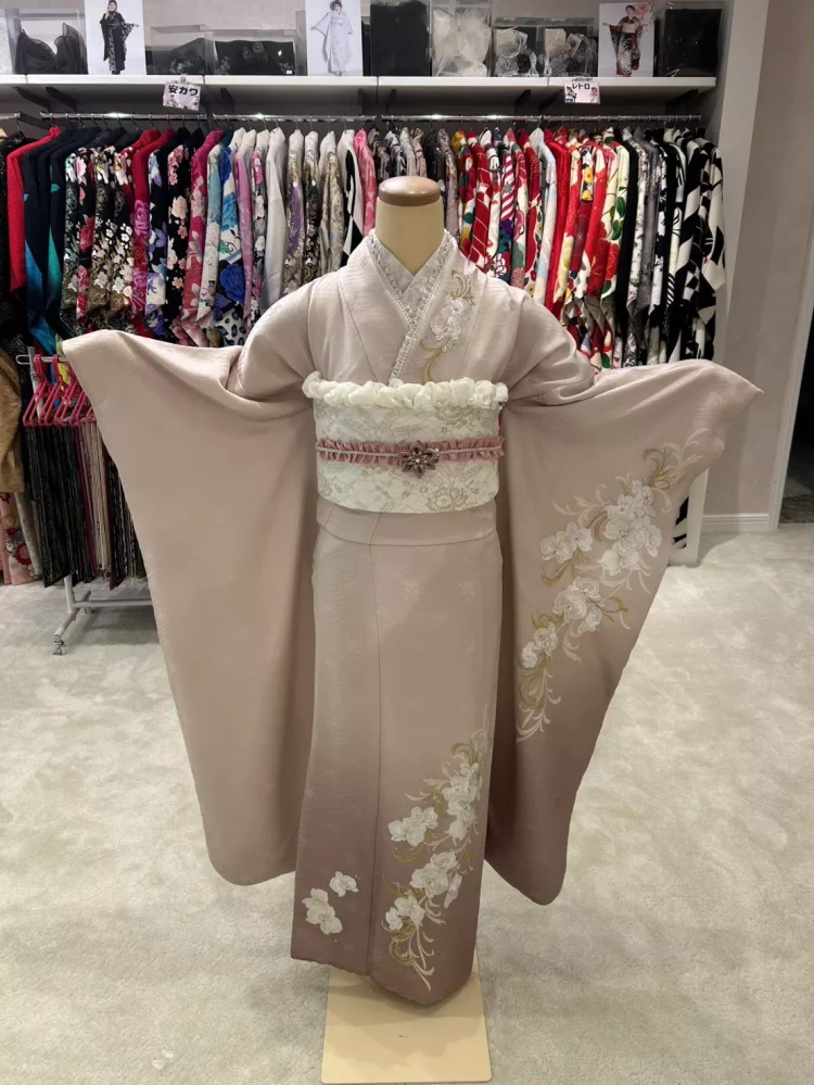 TAKAZEN神戸旧居留地くすみカラーのピンクのシンプルなデザインのお振袖紹介