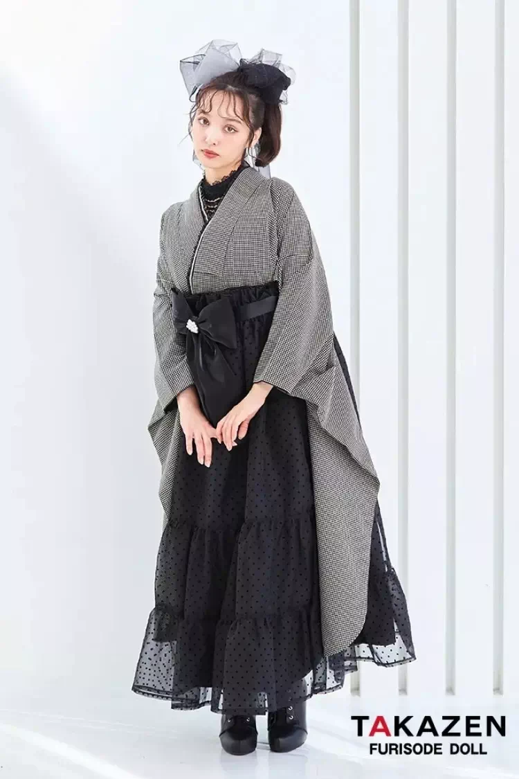 TAKAZEN神戸旧居留地ノスタルジックなアンティーク調のモノトーン袴コーデ