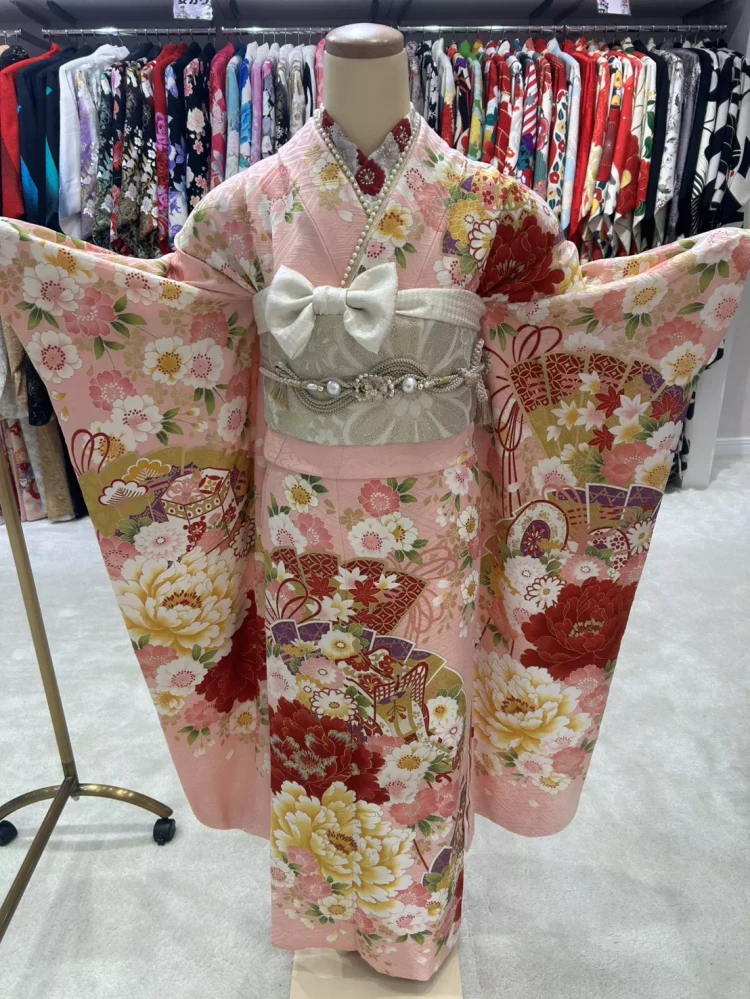 TAKAZEN神戸旧居留地ピンク地の大柄正統派古典のお振袖紹介