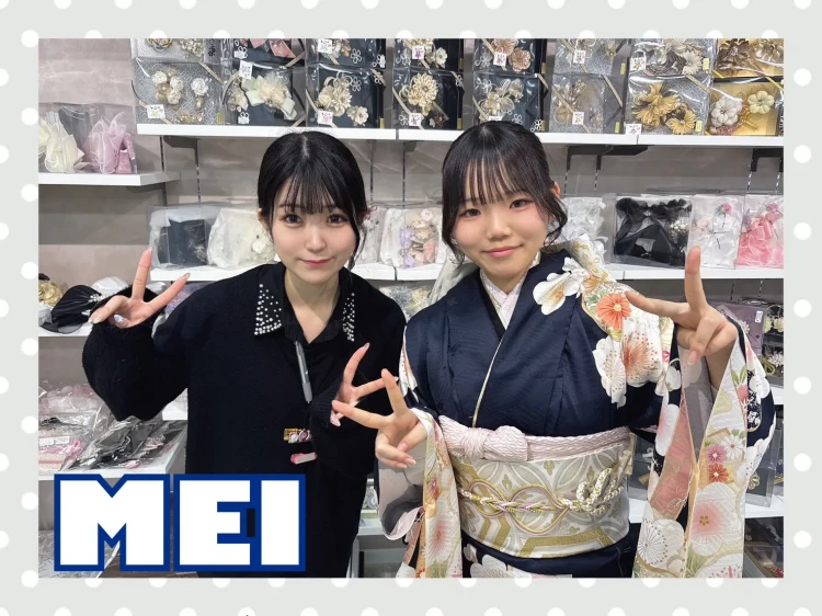 TAKAZENの最新作くすみカラー古典のお振袖を綺麗に着こなすお客様の様子