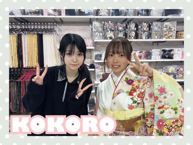 ピンク色の古典柄お振袖を綺麗に着こなすお客様の様子