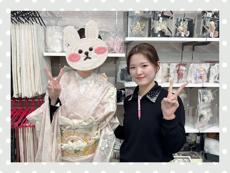 TAKAZEN奈良店でピンクベージュのくすみカラーのお振袖をご試着頂いたお客様のご紹介。