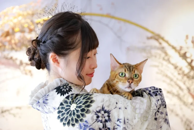 袴を着たお客様がペットの猫と一緒に撮影した前撮り写真