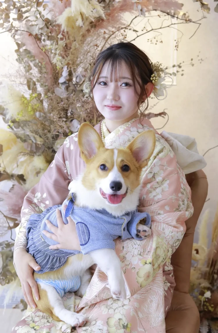 振袖を着たお客様がコーギーと一緒に前撮り撮影をしているお写真