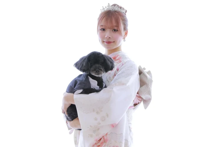 白×ピンクの振袖を着たお客様がトイプードルと一緒に前撮り撮影をしているお写真