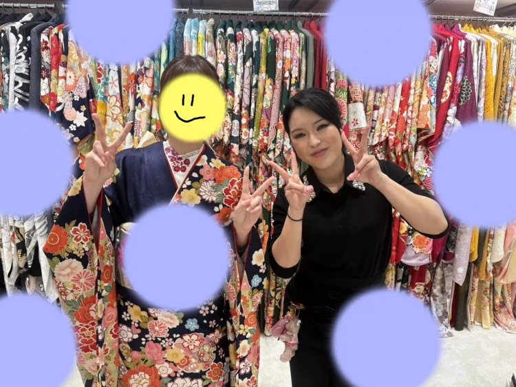 TAKAZEN神戸旧居留地店の華やかな紺色古典お振袖のお嬢様