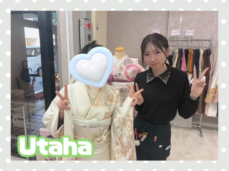 TAKAZEN奈良店でくすみカラーの白色お振袖を試着するお客様の様子