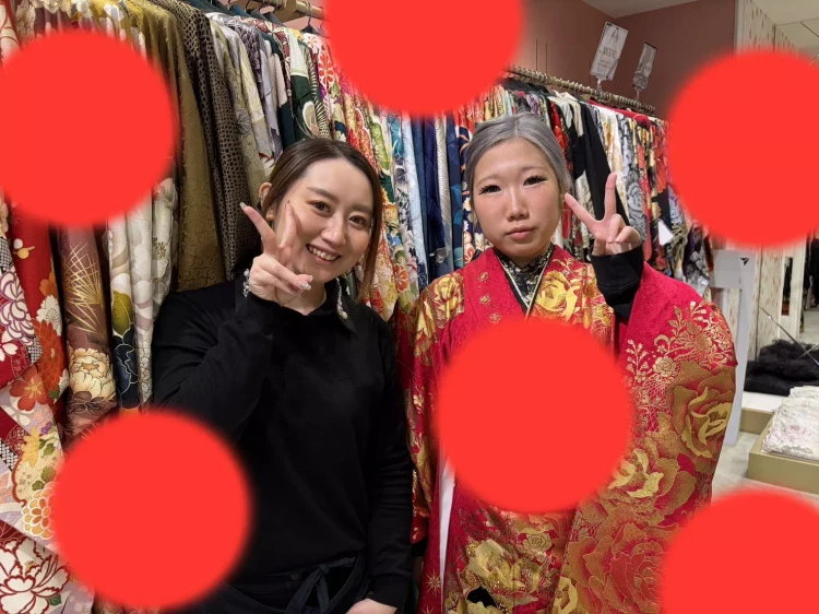 姫路市からお越しの2027年成人で赤いカッコいいモード系振袖を選んでくださった姫ちゃん。