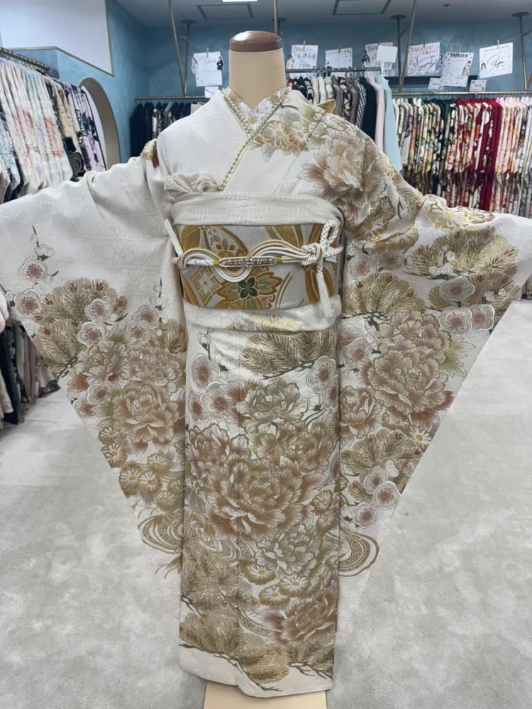 白とゴールドの花柄が特徴の上品な成人式振袖コーディネート