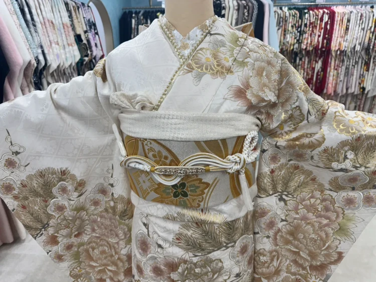 白とゴールドの花柄が特徴の上品な成人式振袖コーディネート