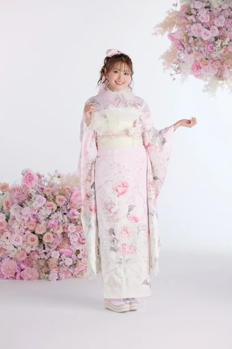 淡いピンクの花柄振袖を着た女性の全身コーディネート