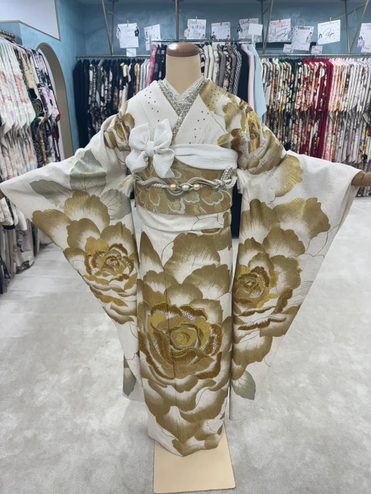 白地にゴールドの大花柄が華やかな振袖の全身コーディネート