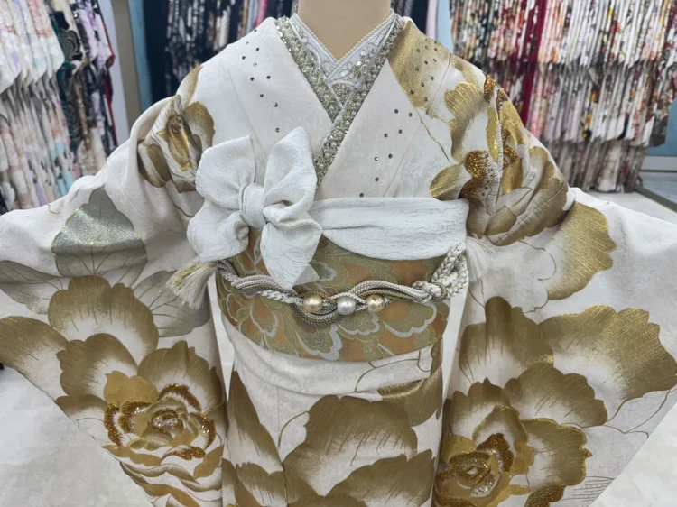 白地にゴールドの大花柄が華やかな振袖の全身コーディネート