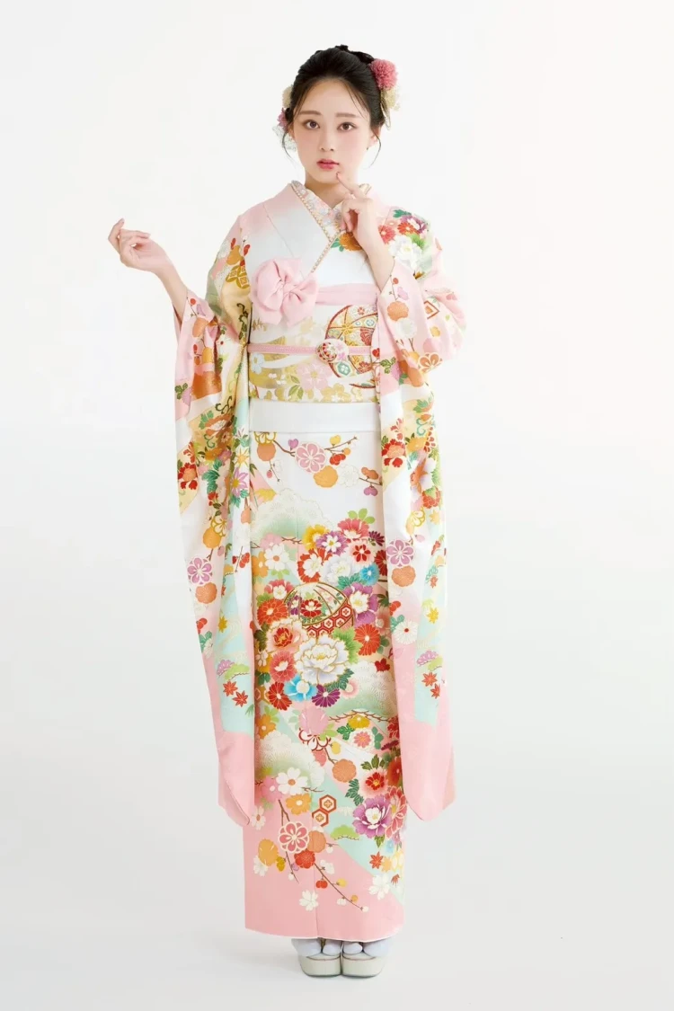 ピンクベースにカラフルな花柄が華やかな振袖コーディネート