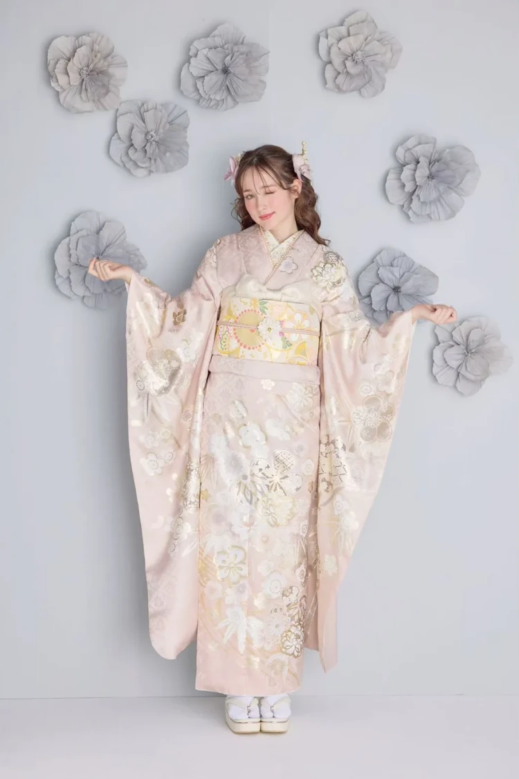 くすみピンクとゴールドの上品な振袖コーディネート