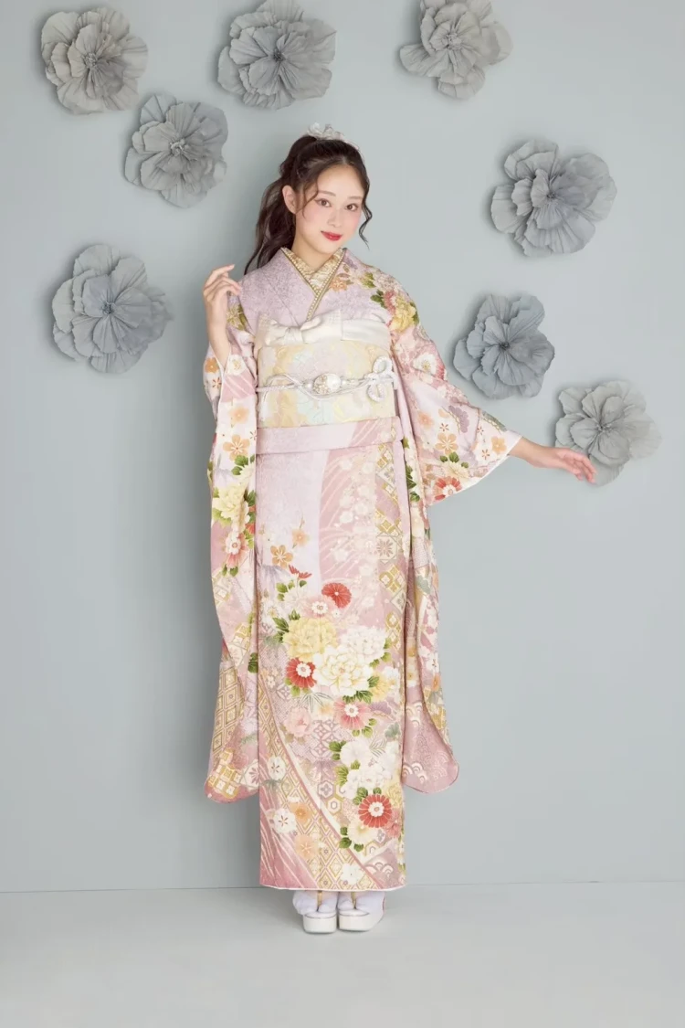 くすみピンクの振袖に華やかな花柄をあしらった上品で可愛らしい成人式コーディネート